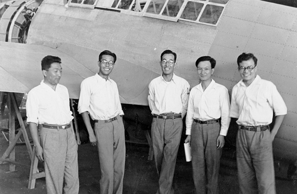 Horikoshi (center) and members of the Mitsubishi Heavy Industries design team (July, 1937).