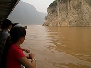 Passengers travelling by boat through Xiling Gorge